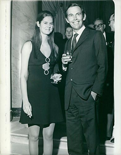 Christiaan Barnard'ın elinde bir bardak tutan ve karısı Aletta Gertruida Louw ile ayakta duran vintage fotoğrafı,