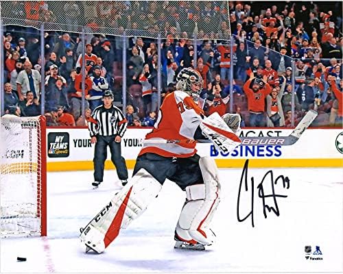 Carter Hart Philadelphia Flyers İmzalı 8 x 10 Turuncu Jarse Kutlama Fotoğrafı-İmzalı NHL Fotoğrafları